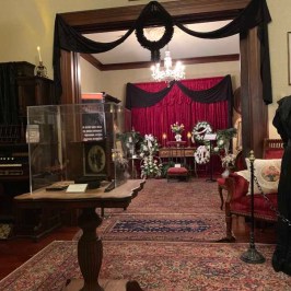 a person that is standing in the living room