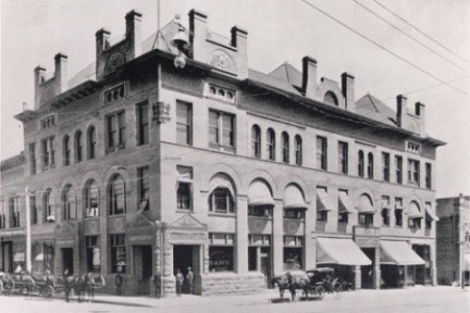 an old photo of a building