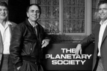 Bruce C. Murray, Carl Sagan standing next to a person in a suit and tie