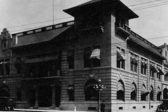 an old photo of a building